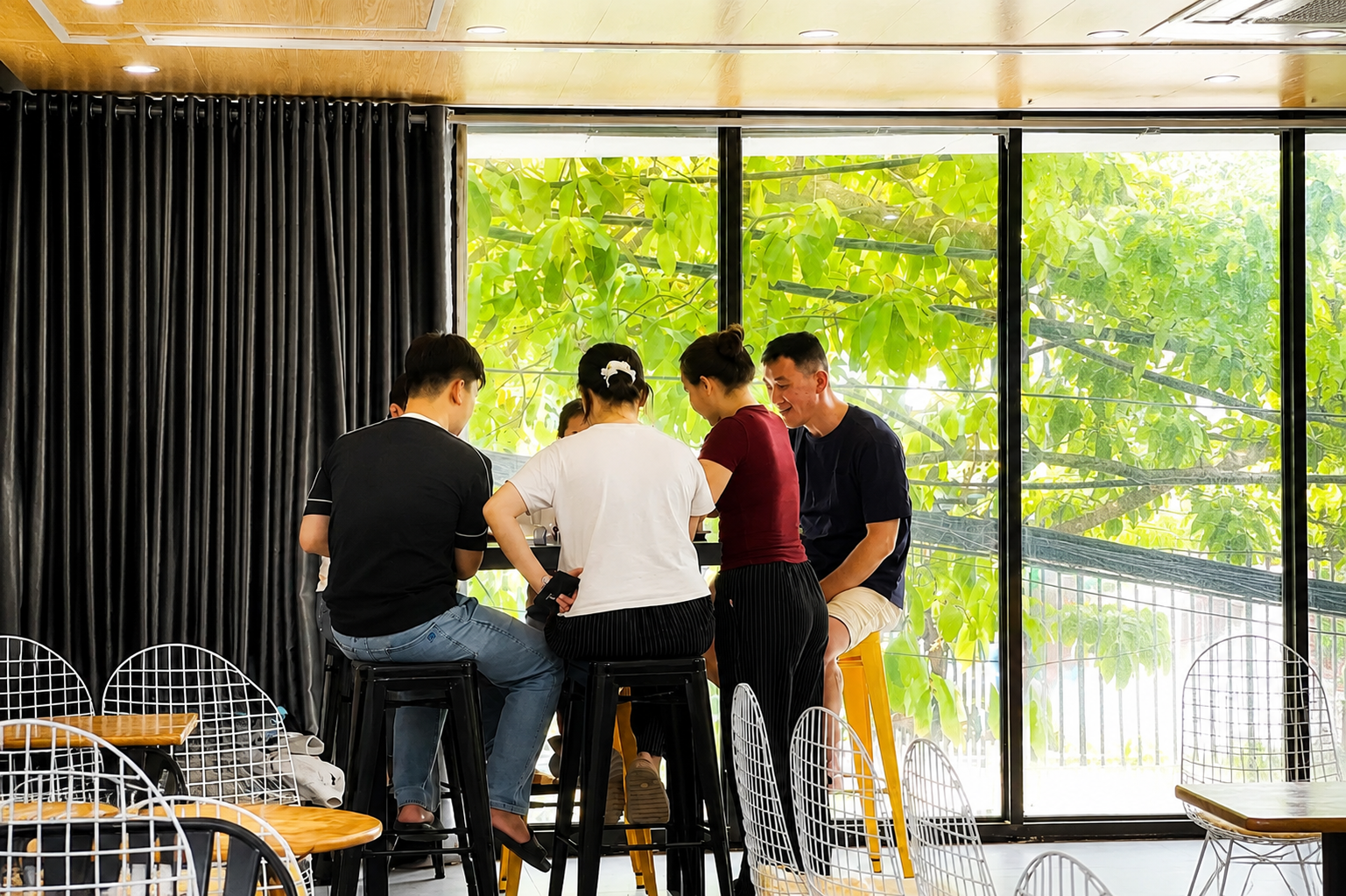  Khách hàng thưởng thức Bingsu tại MRP Bingsu Cần Thơ